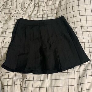 cute black pleated skirt!!